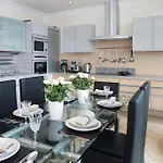 Luxury Center Penthouse - Location