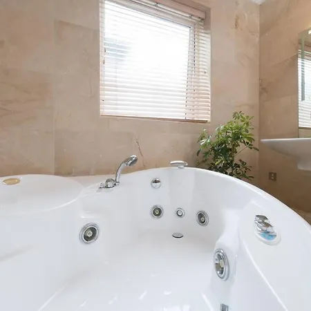 Luxury Center Penthouse - Location *