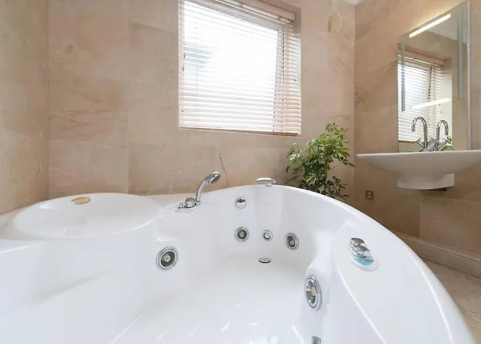 Luxury Center Penthouse - Location *